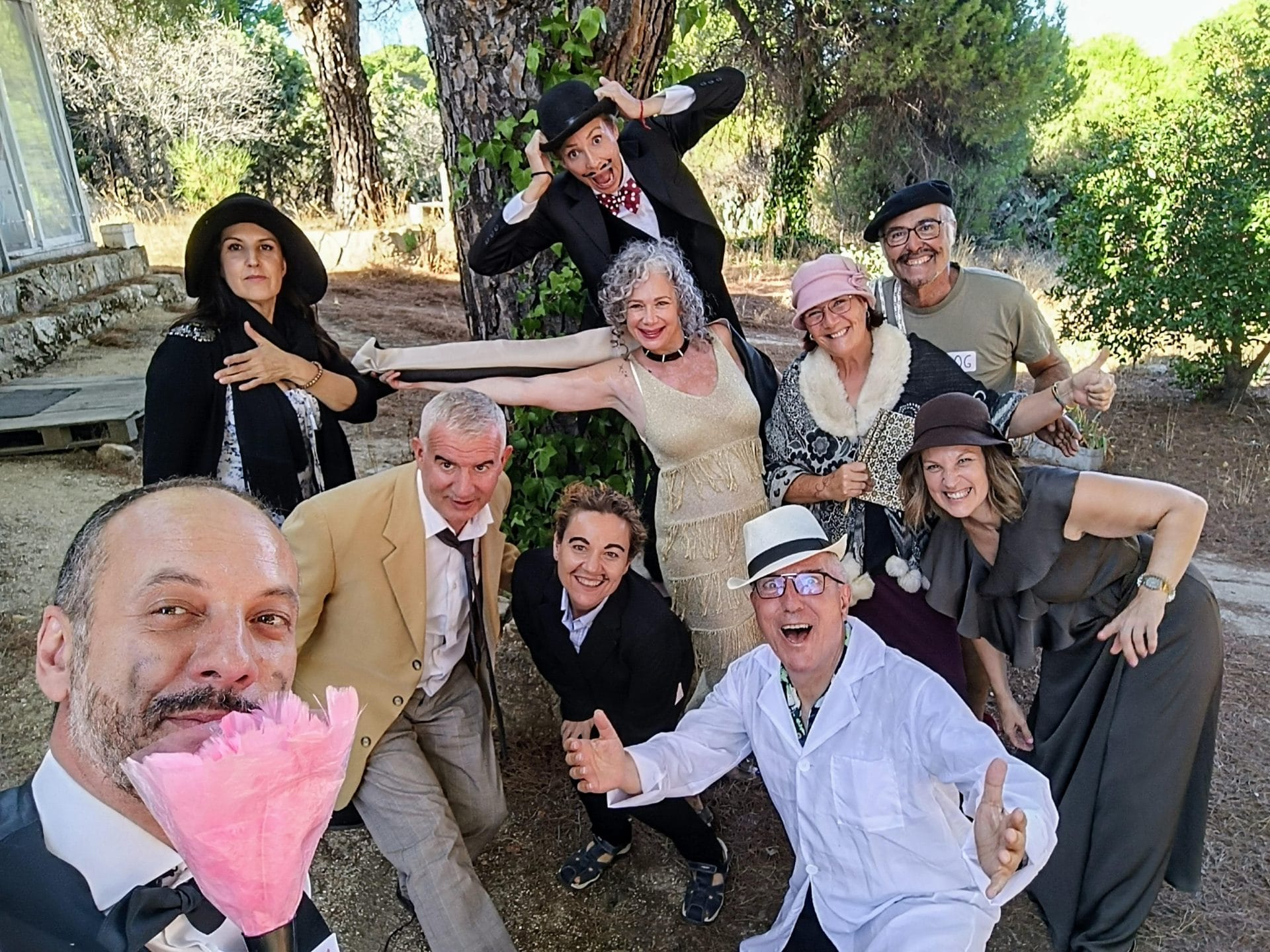 grupo disfrazado en cena de halloween cluedo en tierra de gaia