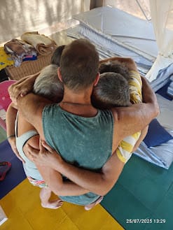 05 Abrazo Grupal Intimo Conexion grupo de personas divirtiendose y haciendo muecas