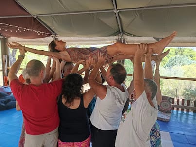 grupo de personas divirtiendose y haciendo muecas