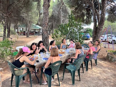 grupo de personas divirtiendose y haciendo muecas