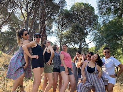 grupo de personas divirtiendose y haciendo muecas